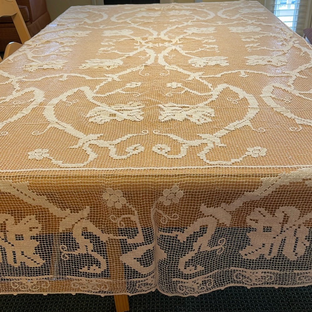 VTG Lace tablecloth. exquisite. Floral pattern. Cleaned. 84x64”.